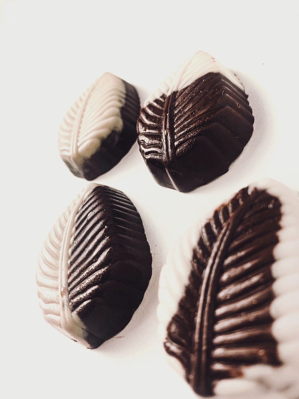 Two-tone leaf-shaped Cioccoland bonbons in dark and white chocolate